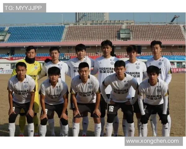 杭州足球队以90分稳居冠军赛积分榜首位，争夺荣誉在即