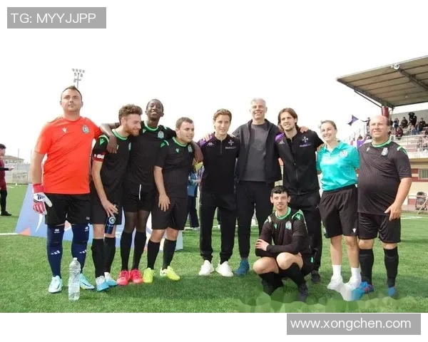 足球明星与女友甜蜜同框球场瞬间展现爱情与激情的完美结合 足球明星与女友甜蜜同框球场瞬间展现爱情与激情的完美结合