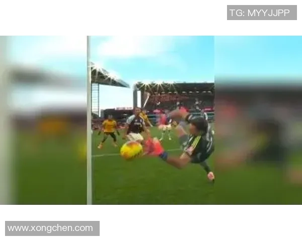 足球明星化身素人生活揭秘真实自我与球场形象的反差与碰撞 足球明星化身素人生活揭秘真实自我与球场形象的反差与碰撞