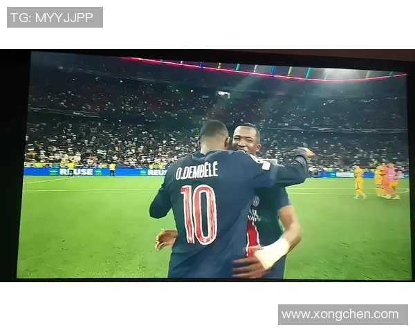 足球明星们在家中观看比赛的精彩瞬间与感人故事分享 足球明星们在家中观看比赛的精彩瞬间与感人故事分享