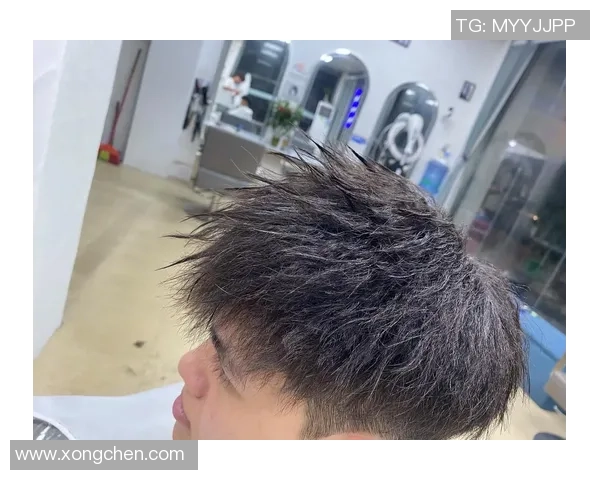 足球明星锡纸烫头型引领潮流时尚风潮的背后故事与影响 足球明星锡纸烫头型引领潮流时尚风潮的背后故事与影响